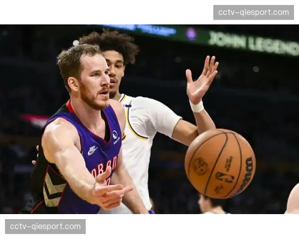 特写：猛龙新秀防守悍将赛后加练一对一防守脚步