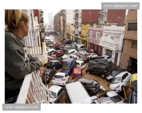 场边花絮：为抗议裁判判罚，巴伦西亚主帅巴拉哈因过激行为被红牌罚上看台