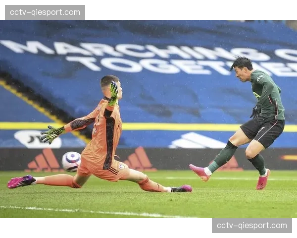 VAR长时间介入，判定朗斯队进球前处于越位位置